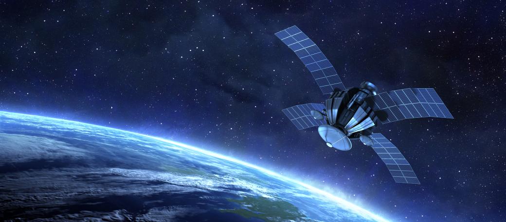 Excelitas fournit des échelles de temps spatioqualifié pour la synchronisation GPS ainsi que des lamelles couvre-objet pour cellules solaires employées dans l'espace, des réflecteurs pour la gestion solaire et des composants optiques pour l'observation de la terre et les communications dans l'espace libre.