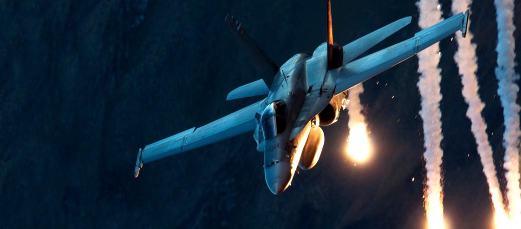 Un McDonnell Douglas F/A-18 Hornet déploie des fusées éclairantes lors d'une manœuvre de défense antimissile et d'évasion